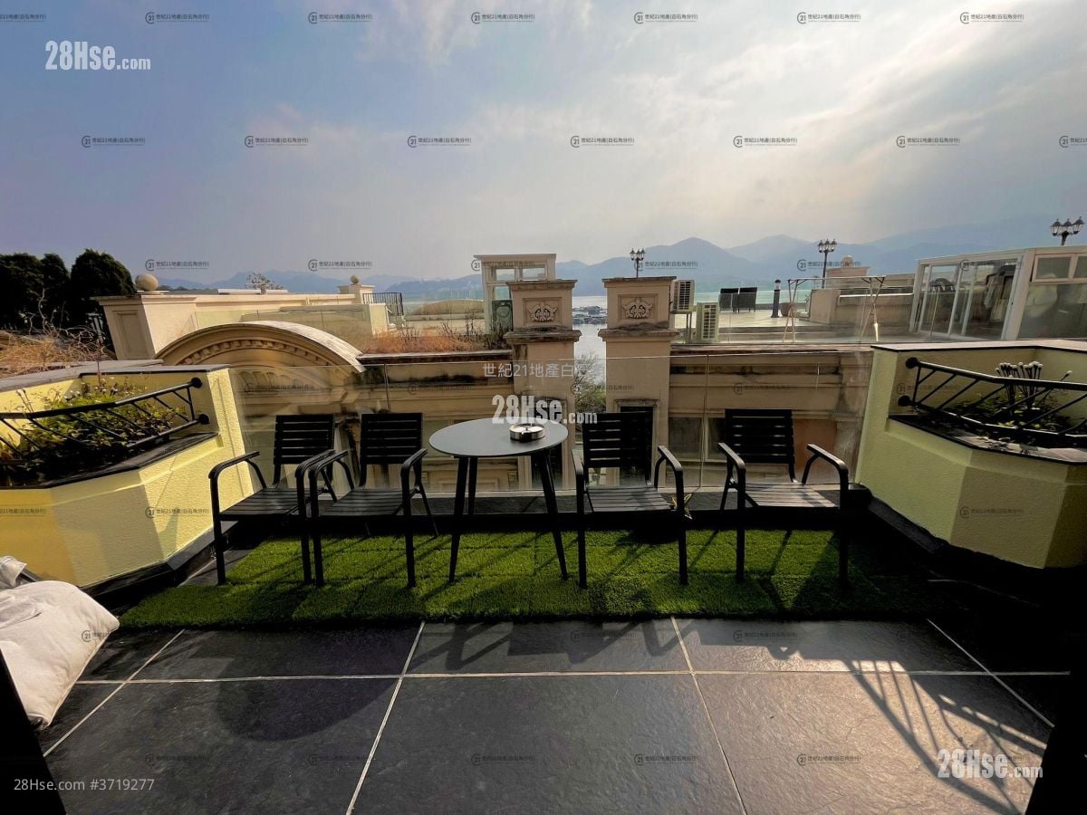 The Beverly Hills Sell 5+ Bedrooms , 2 Bathrooms 2,115 ft²