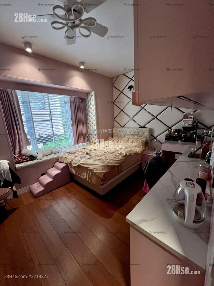 The Beverly Hills Sell 5+ Bedrooms , 2 Bathrooms 2,115 ft²