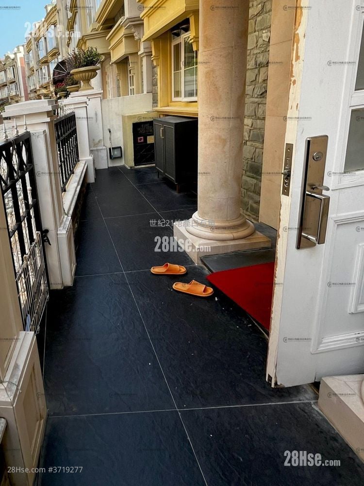 The Beverly Hills Sell 5+ Bedrooms , 2 Bathrooms 2,115 ft²