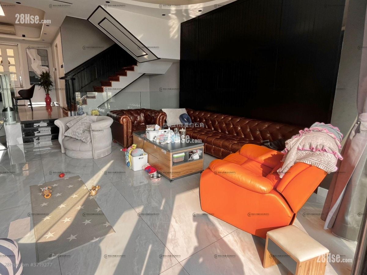 The Beverly Hills Sell 5+ Bedrooms , 2 Bathrooms 2,115 ft²