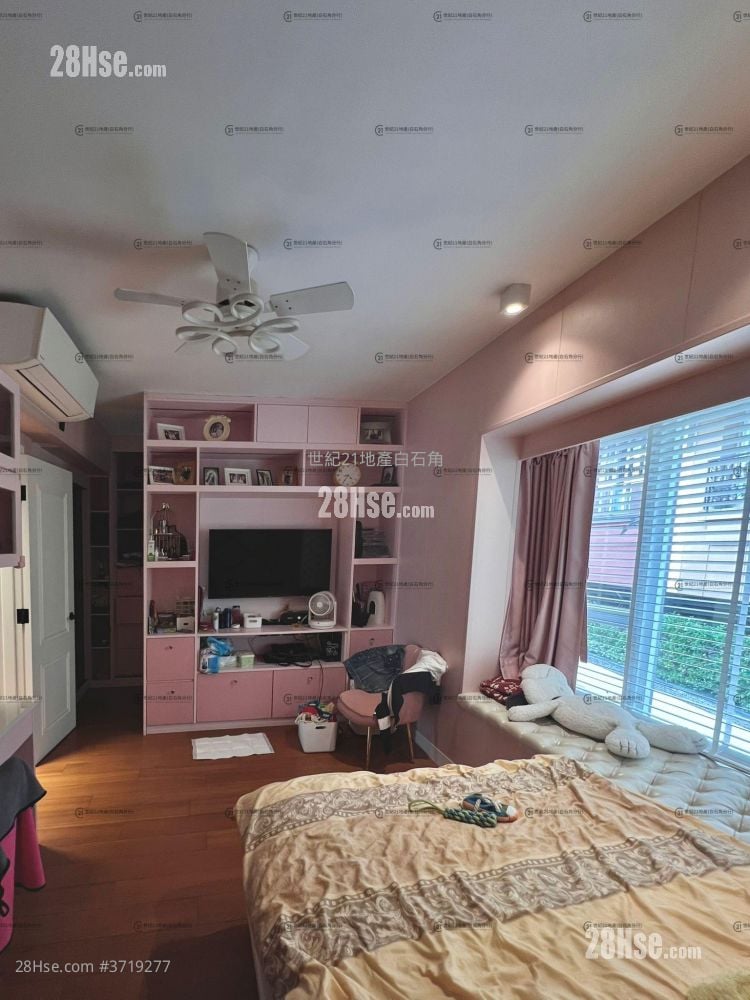 The Beverly Hills Sell 5+ Bedrooms , 2 Bathrooms 2,115 ft²