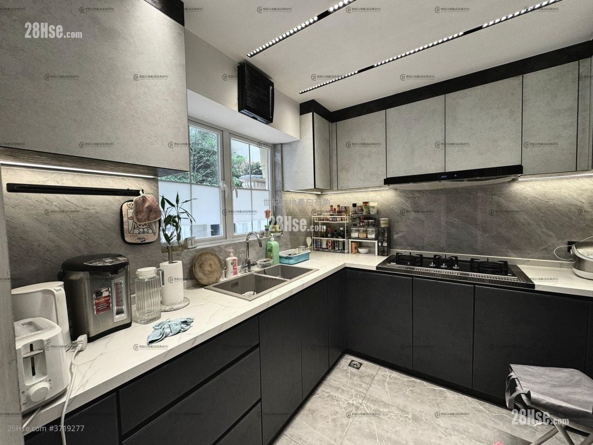 The Beverly Hills Sell 5+ Bedrooms , 2 Bathrooms 2,115 ft²