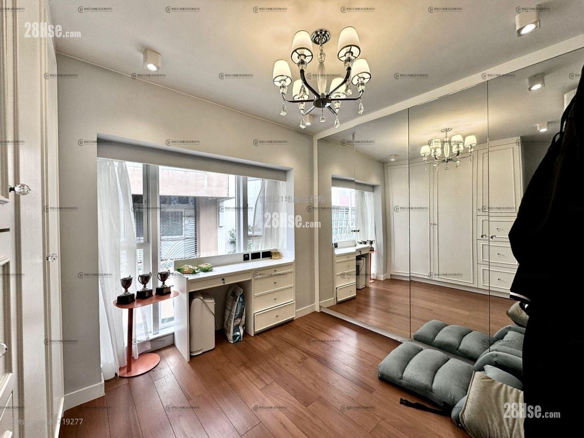 The Beverly Hills Sell 5+ Bedrooms , 2 Bathrooms 2,115 ft²