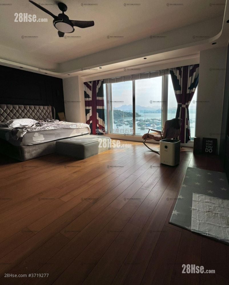 The Beverly Hills Sell 5+ Bedrooms , 2 Bathrooms 2,115 ft²