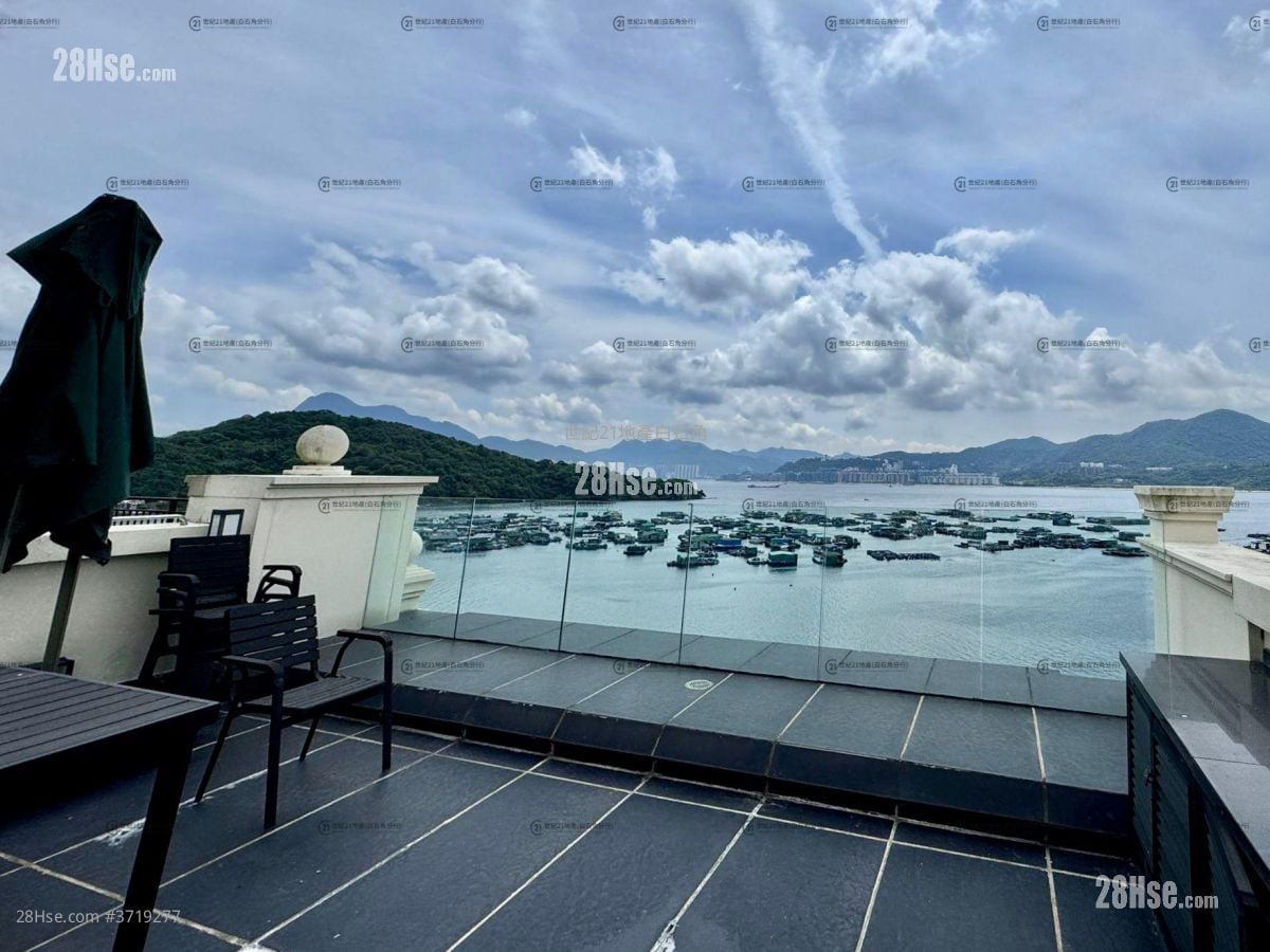 The Beverly Hills Sell 5+ Bedrooms , 2 Bathrooms 2,115 ft²