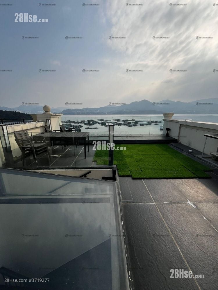 The Beverly Hills Sell 5+ Bedrooms , 2 Bathrooms 2,115 ft²