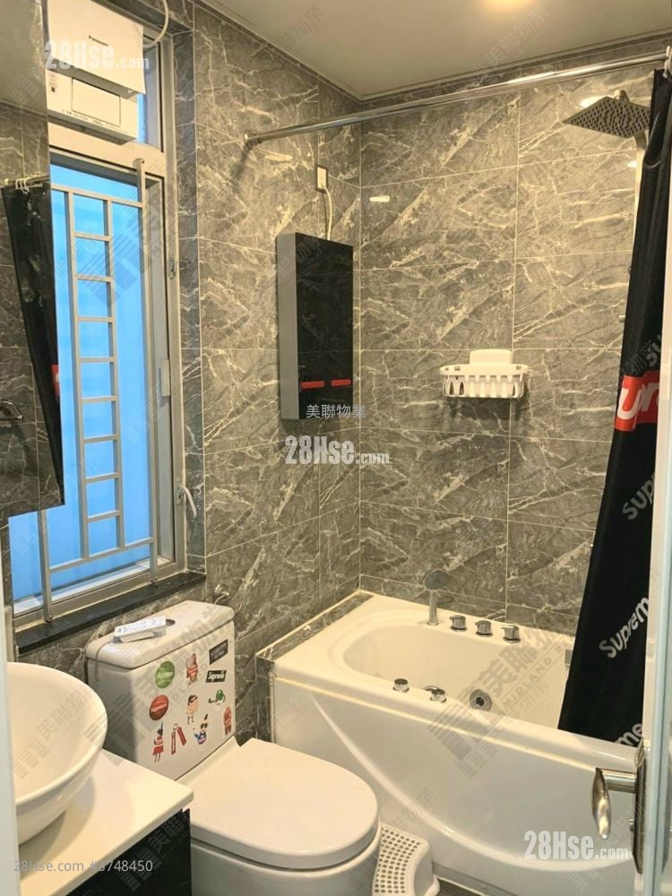 浴室: 蝶翠峰 售盘 2 房 , 1 浴室 419 平方尺