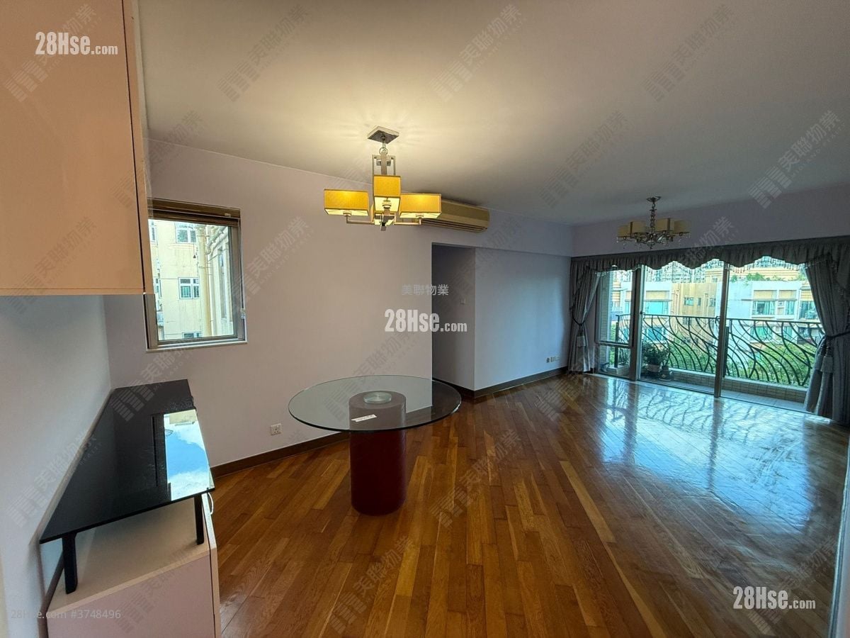 living room: Fiori Sell 3 Bedrooms , 2 Bathrooms 850 ft²