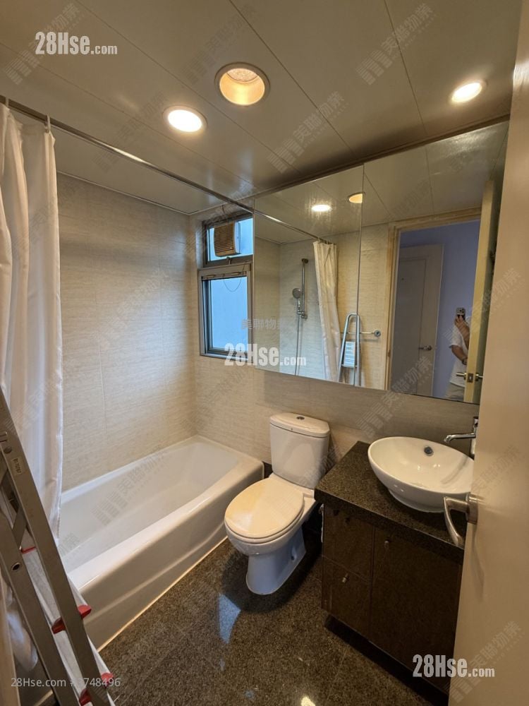 bathroom: Fiori Sell 3 Bedrooms , 2 Bathrooms 850 ft²