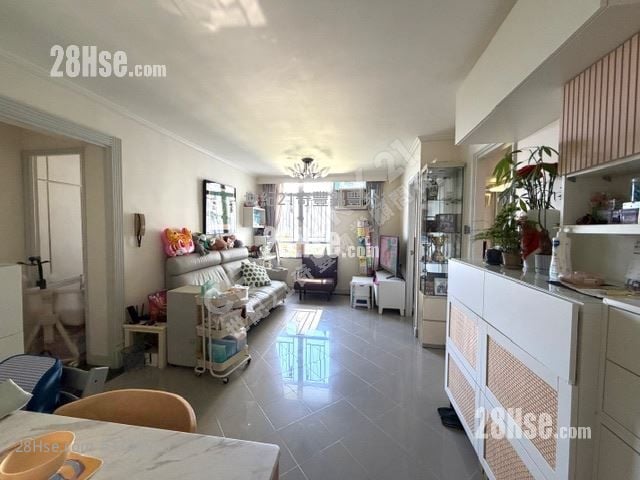 Kam Fung Court Sell 3 Bedrooms , 1 Bathroom 604 ft²