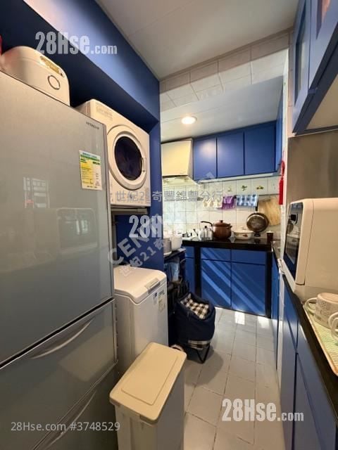 Kam Fung Court Sell 3 Bedrooms , 1 Bathroom 604 ft²