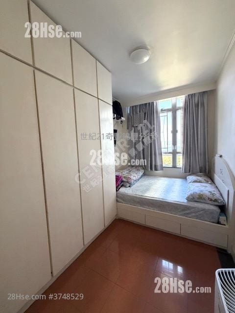 Kam Fung Court Sell 3 Bedrooms , 1 Bathroom 604 ft²
