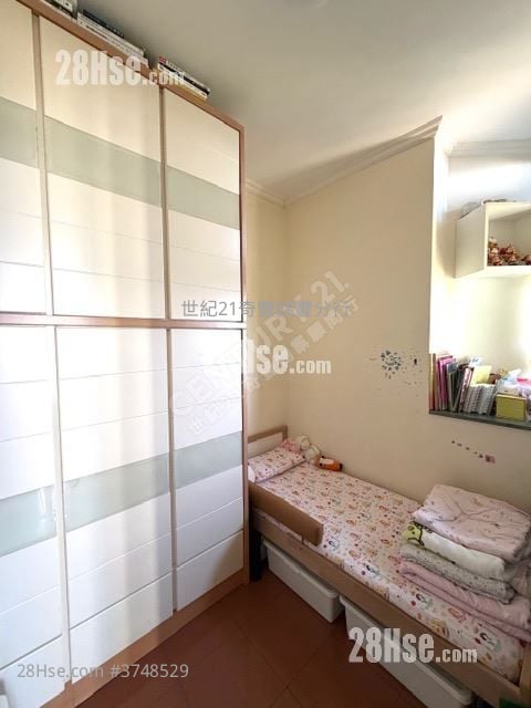 Kam Fung Court Sell 3 Bedrooms , 1 Bathroom 604 ft²