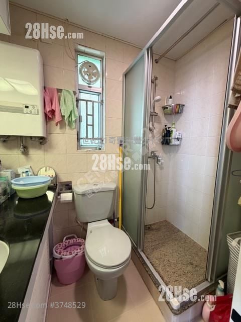 Kam Fung Court Sell 3 Bedrooms , 1 Bathroom 604 ft²