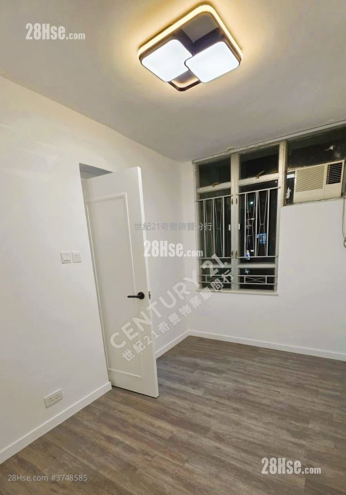 Kam Fung Court Sell 2 Bedrooms , 1 Bathroom 532 ft²