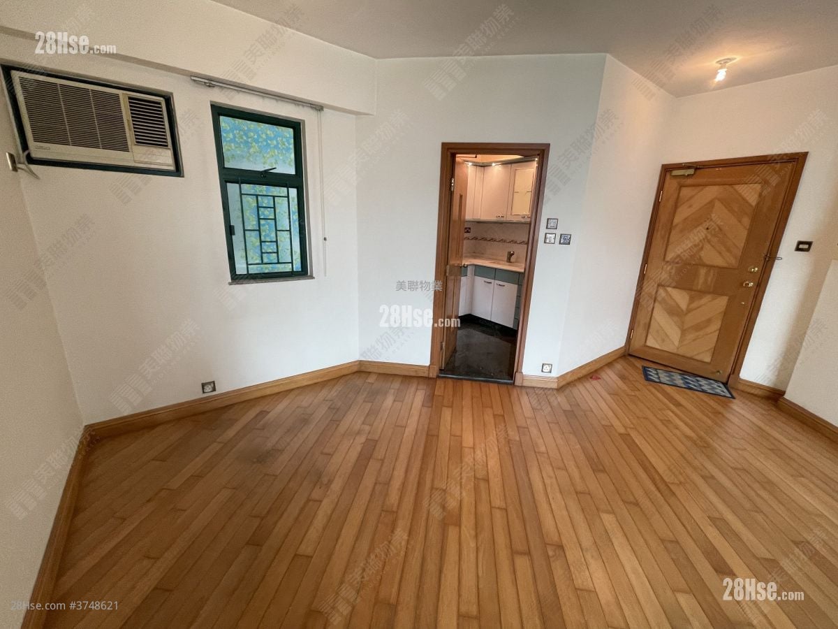 living room: Grand Del Sol Sell 2 Bedrooms , 1 Bathroom 578 ft²