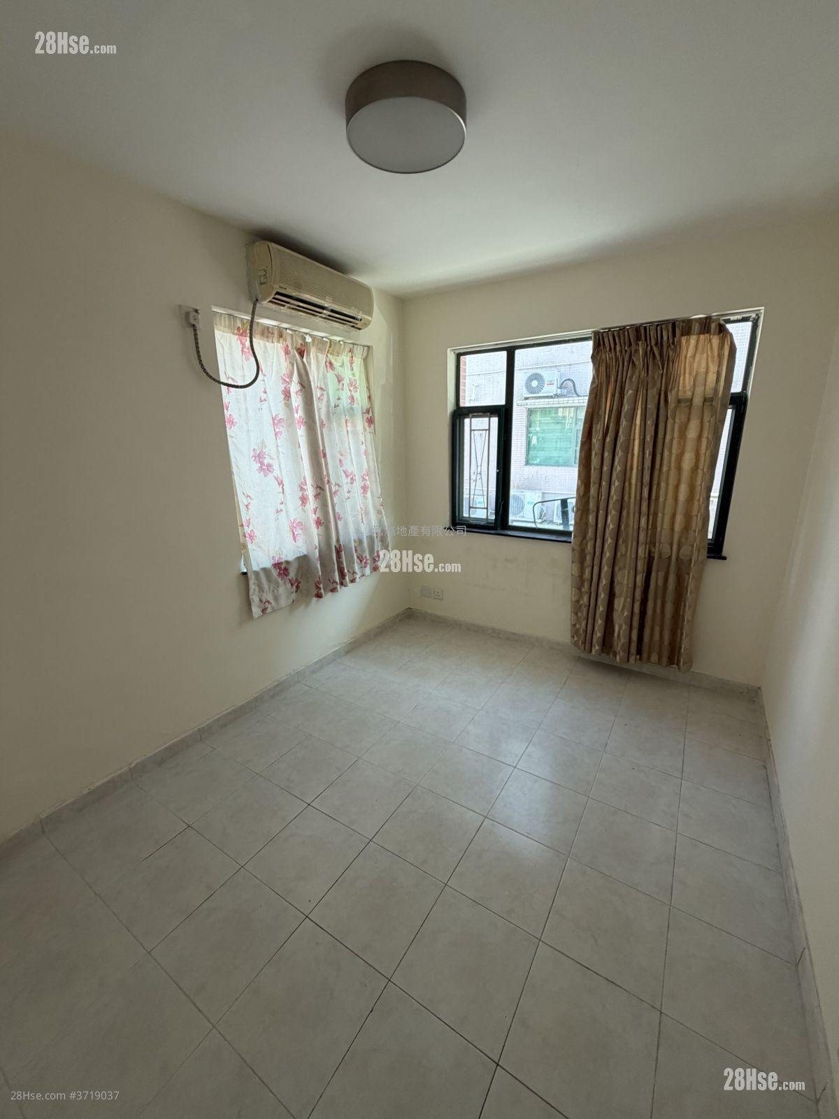 村屋 售盤 3 房 , 1 浴室 700 平方呎