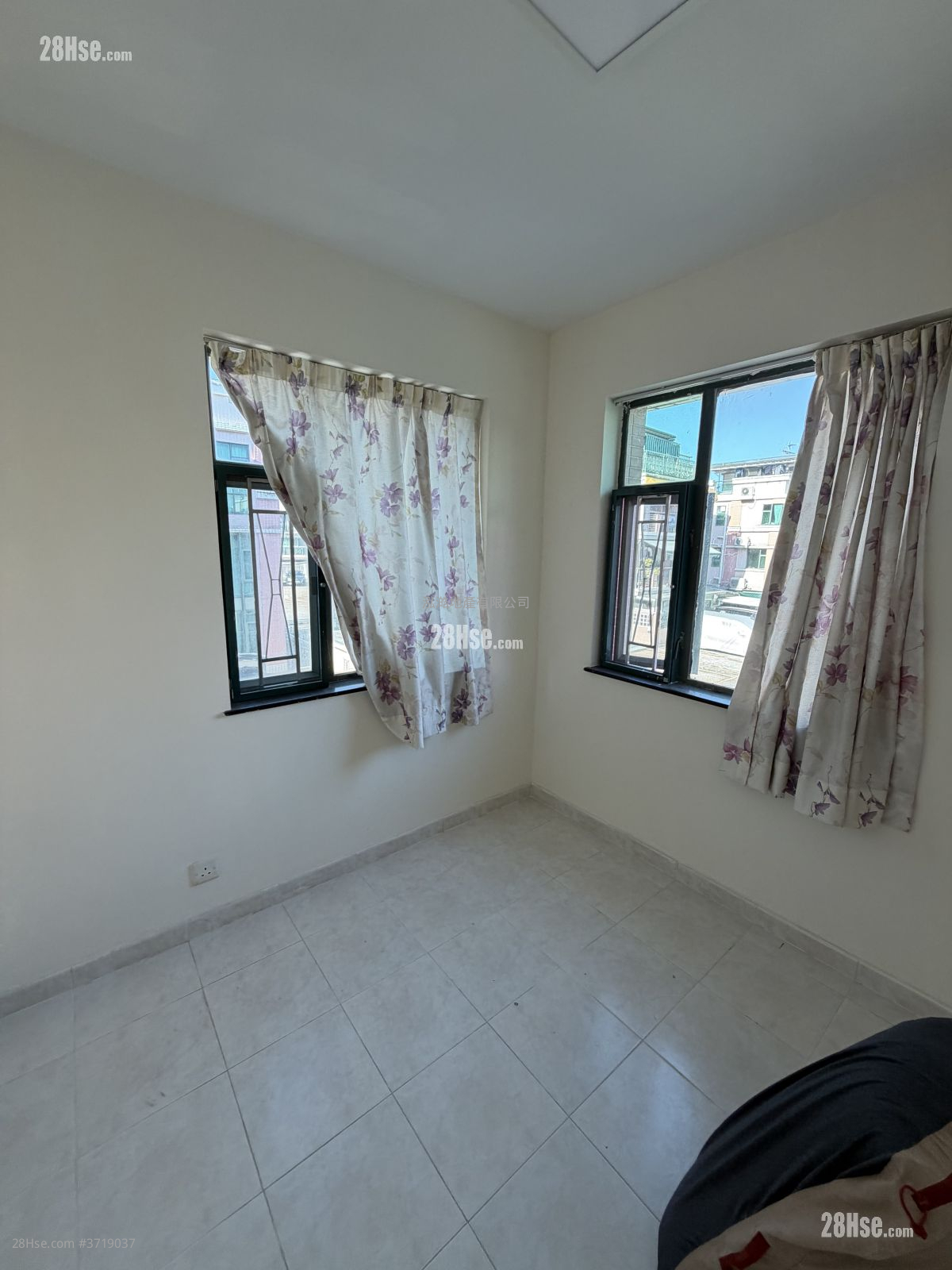 村屋 售盤 3 房 , 1 浴室 700 平方呎