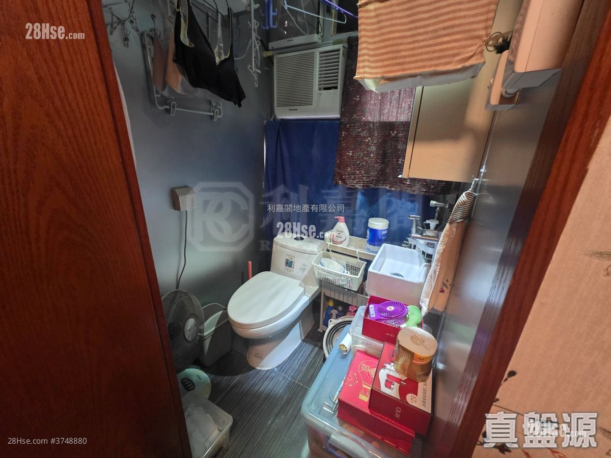 Mei Foo Sun Chuen Sell 3 Bedrooms , 2 Bathrooms 745 ft²