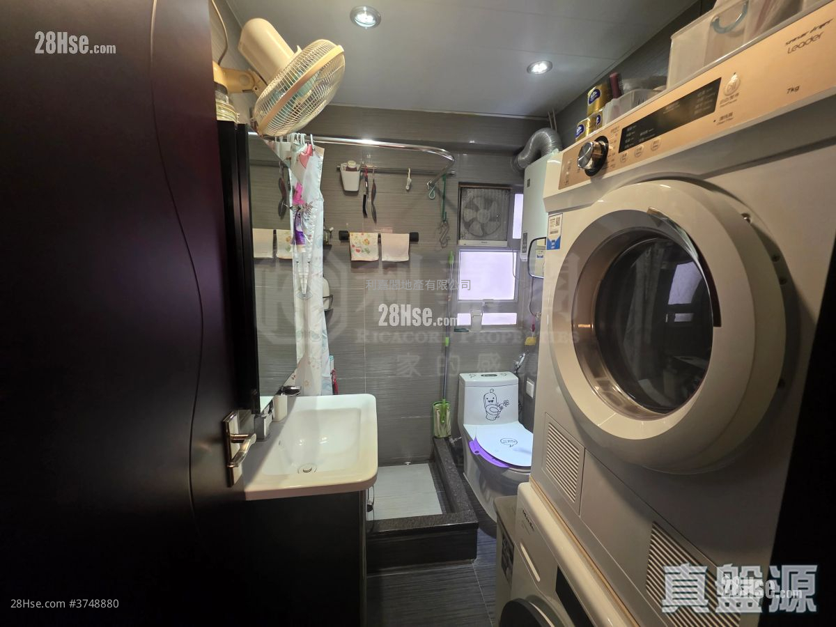 Mei Foo Sun Chuen Sell 3 Bedrooms , 2 Bathrooms 745 ft²