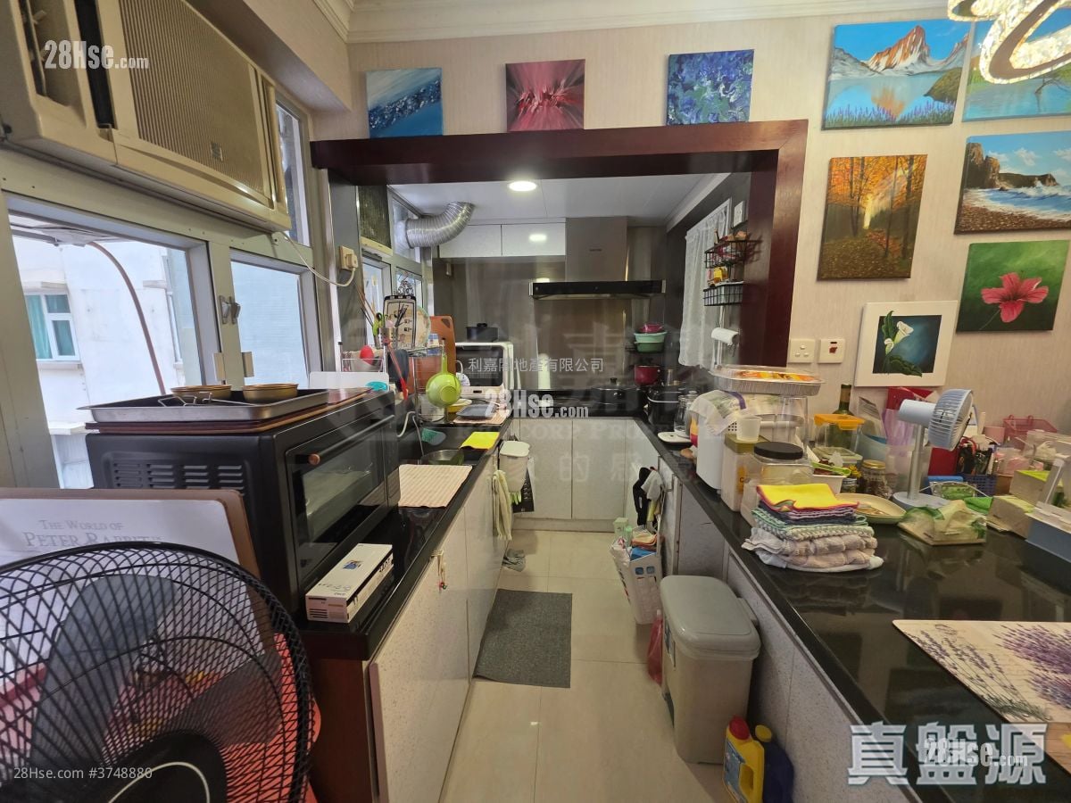 Mei Foo Sun Chuen Sell 3 Bedrooms , 2 Bathrooms 745 ft²