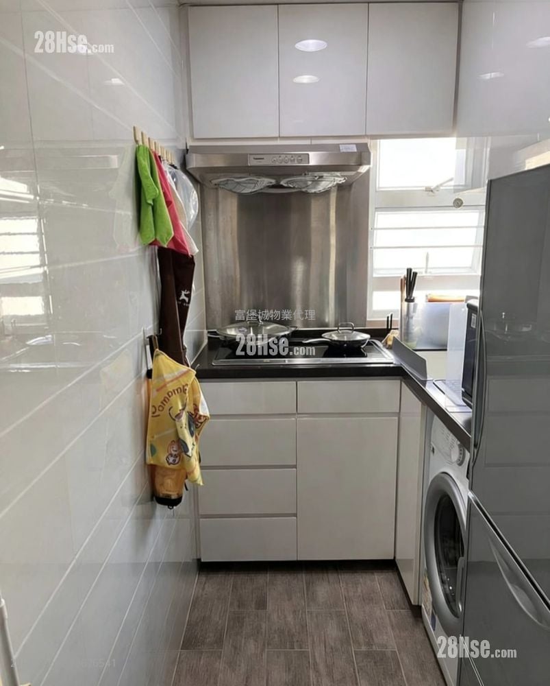 Fung Shing Court Sell 2 Bedrooms , 1 Bathroom 381 ft²