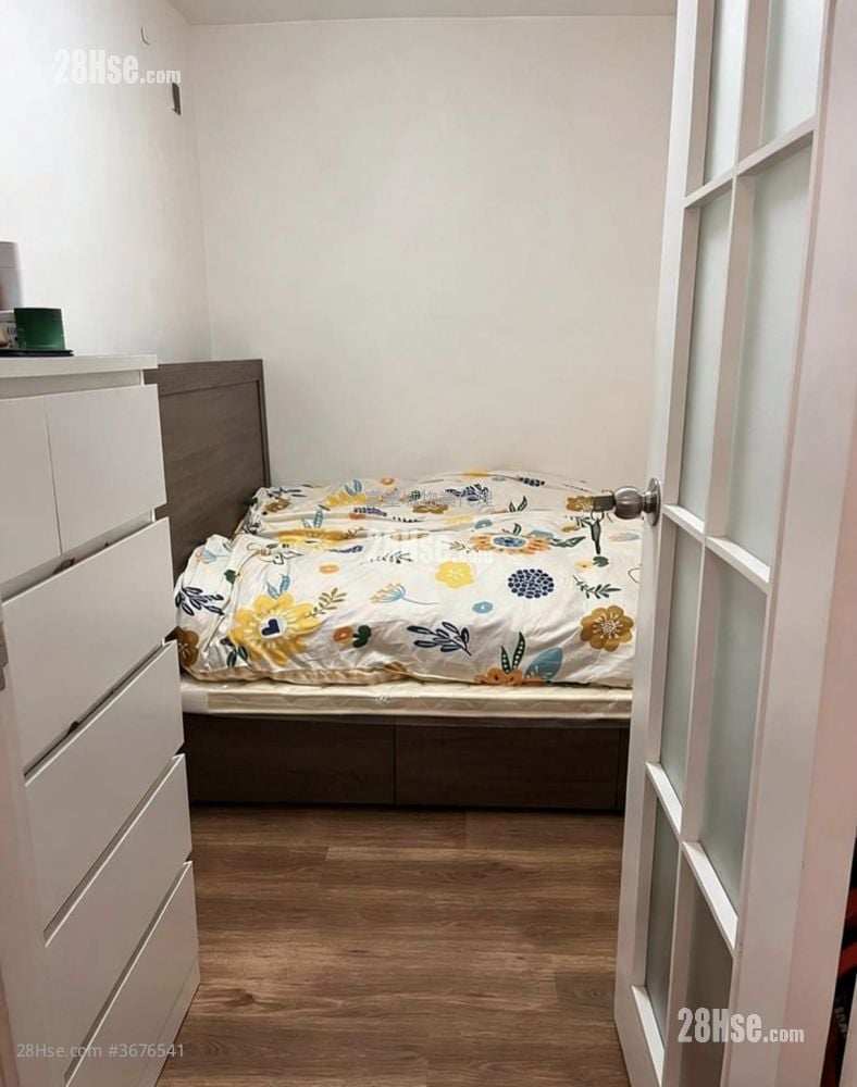 Fung Shing Court Sell 2 Bedrooms , 1 Bathroom 381 ft²