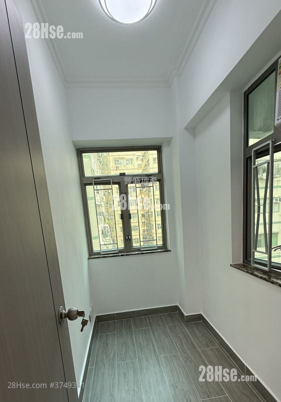 Chung Wo Building Sell 3 Bedrooms , 1 Bathroom 400 ft²