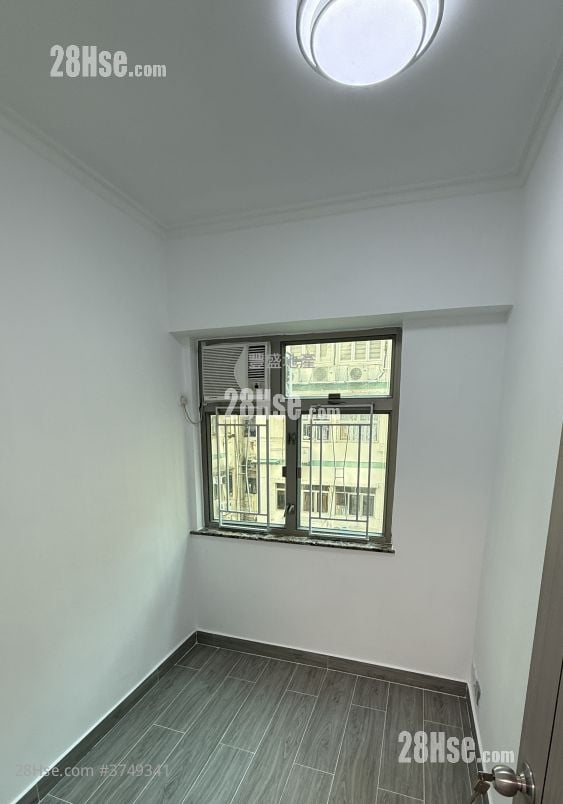 Chung Wo Building Sell 3 Bedrooms , 1 Bathroom 400 ft²