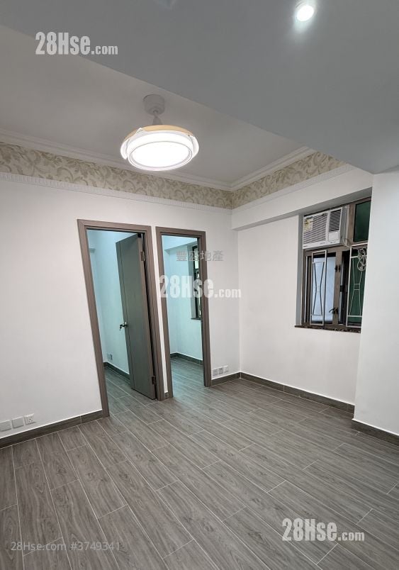 Chung Wo Building Sell 3 Bedrooms , 1 Bathroom 400 ft²