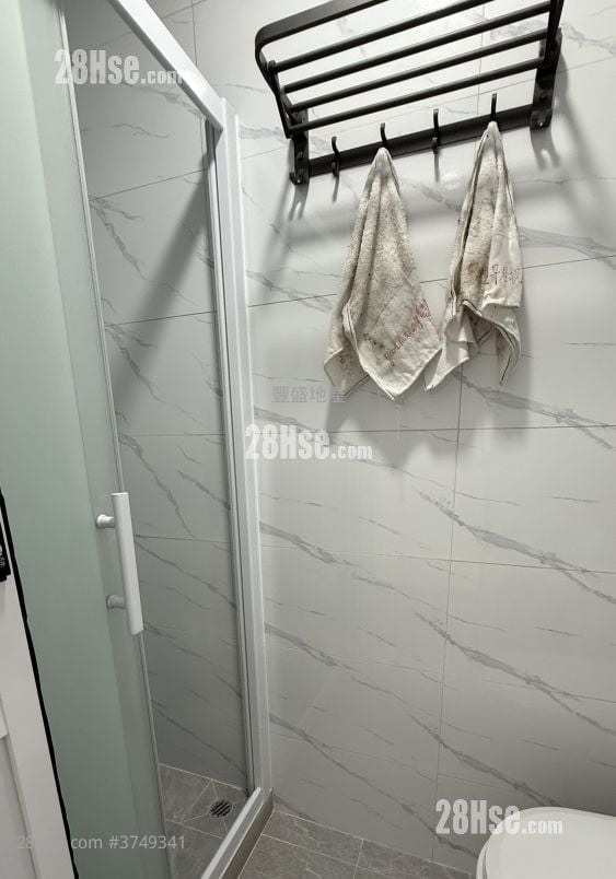 Chung Wo Building Sell 3 Bedrooms , 1 Bathroom 400 ft²