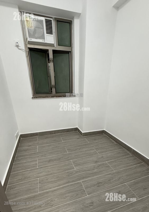 Chung Wo Building Sell 3 Bedrooms , 1 Bathroom 400 ft²