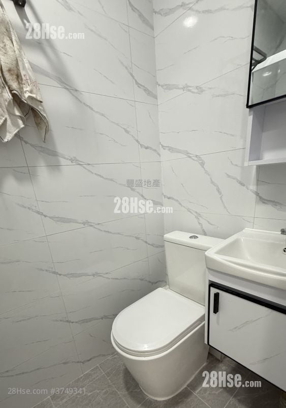 Chung Wo Building Sell 3 Bedrooms , 1 Bathroom 400 ft²