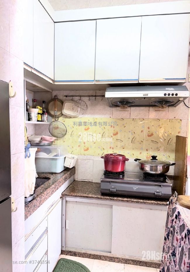 Tin Oi Court Sell 3 Bedrooms , 1 Bathroom 598 ft²