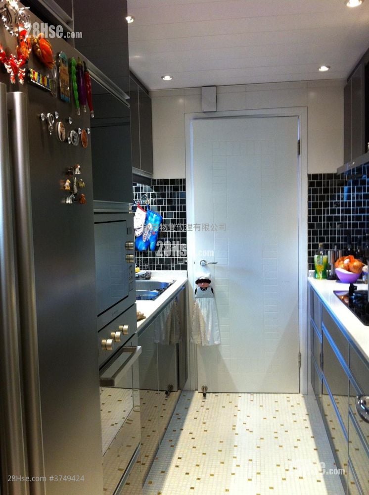 Imperial Court Sell 3 Bedrooms , 2 Bathrooms 963 ft²