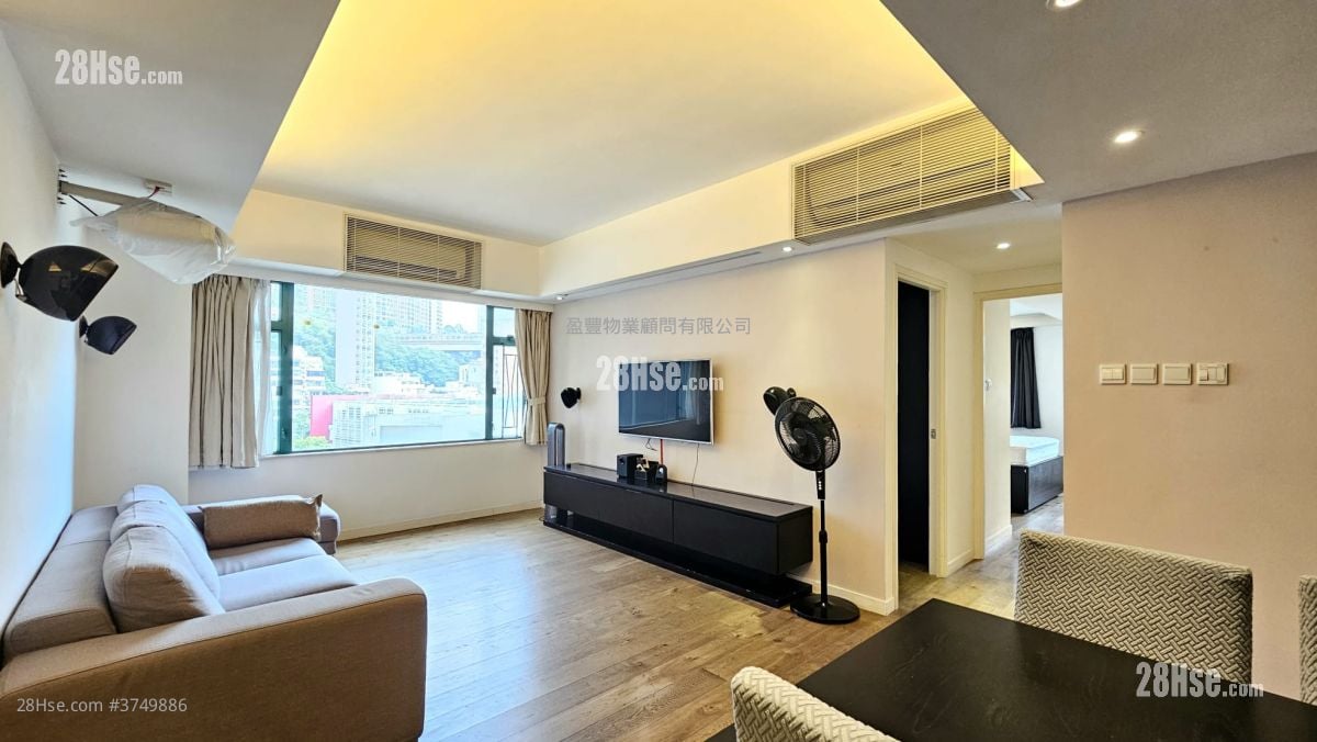 living room: Yue King Building Sell 2 Bedrooms , 2 Bathrooms 958 ft²