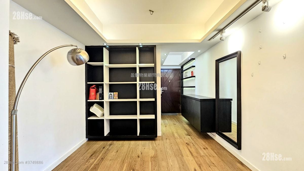 living room: Yue King Building Sell 2 Bedrooms , 2 Bathrooms 958 ft²