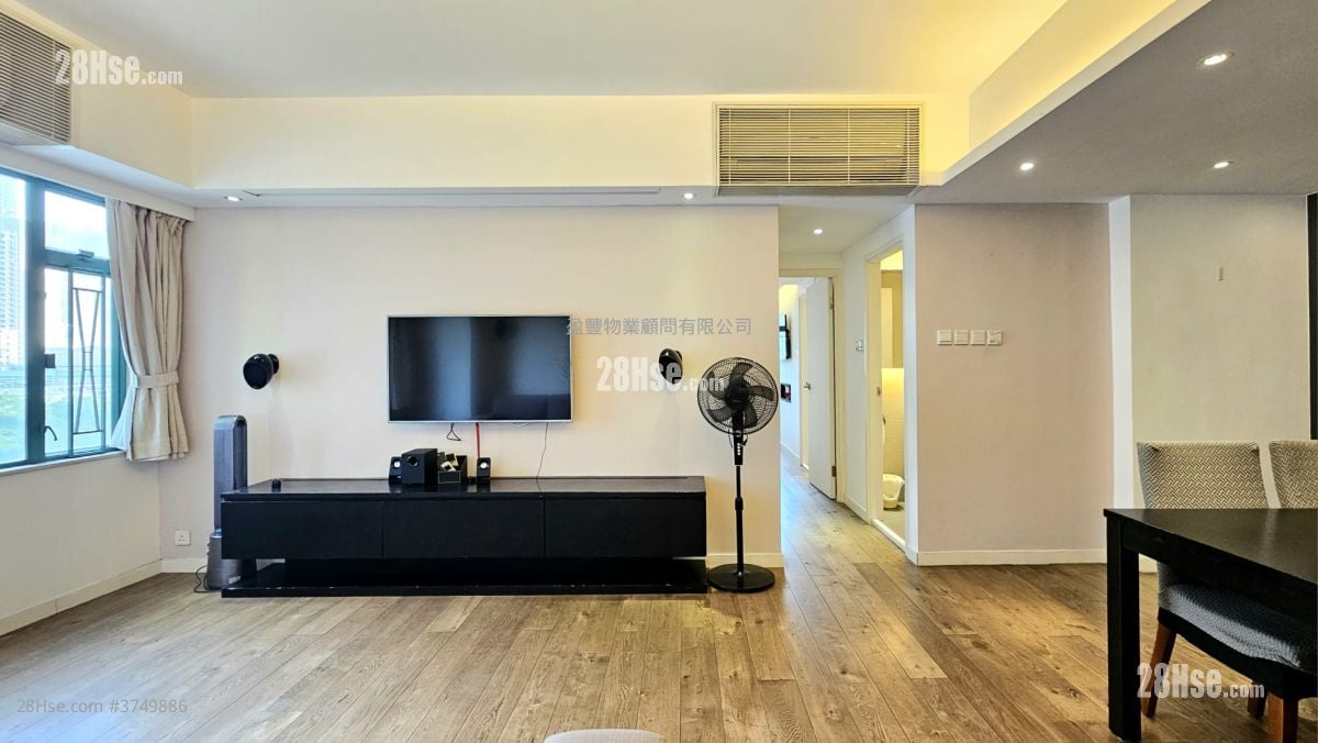 living room: Yue King Building Sell 2 Bedrooms , 2 Bathrooms 958 ft²