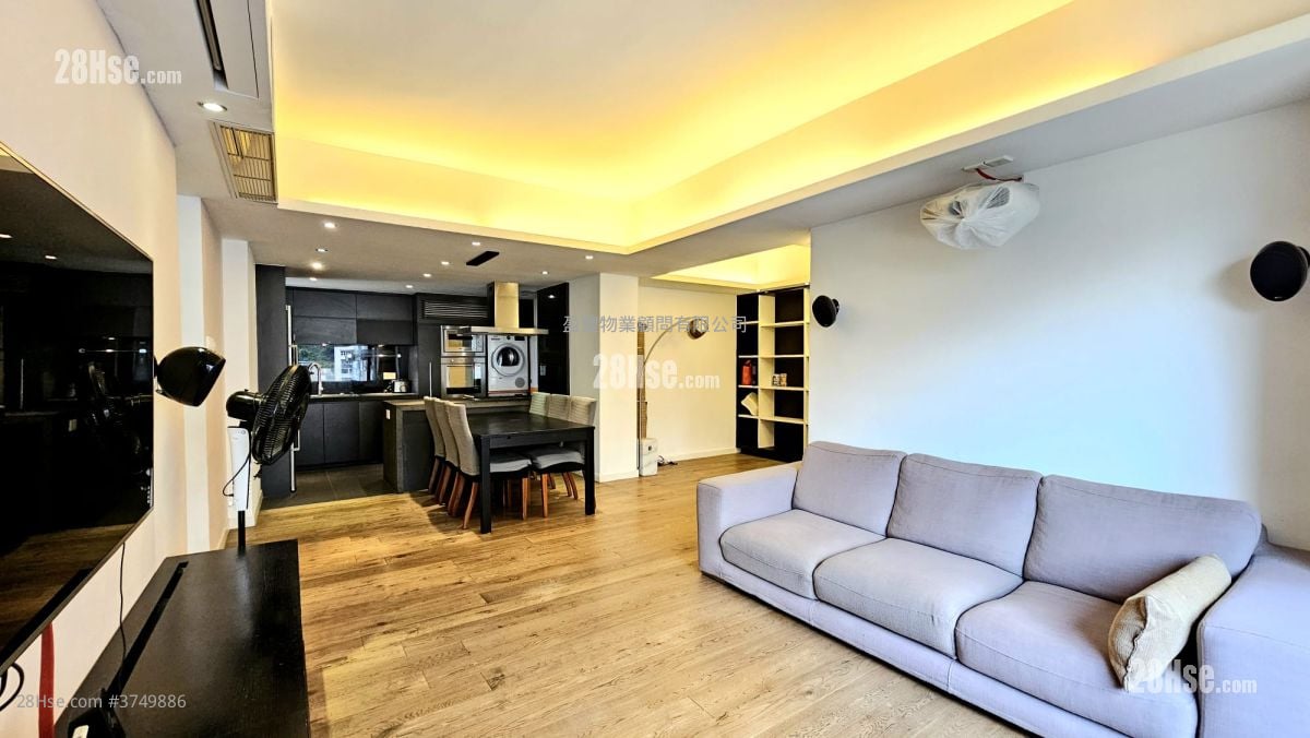 living room: Yue King Building Sell 2 Bedrooms , 2 Bathrooms 958 ft²