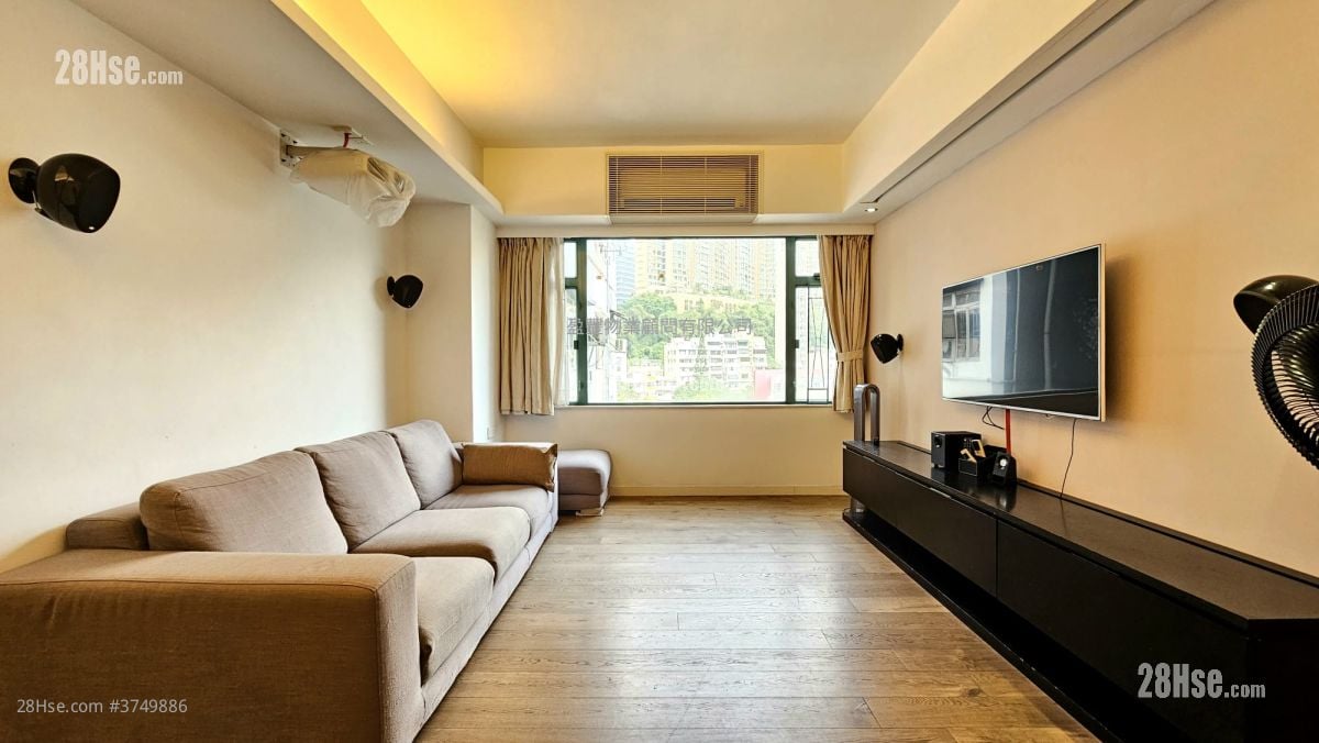 living room: Yue King Building Sell 2 Bedrooms , 2 Bathrooms 958 ft²