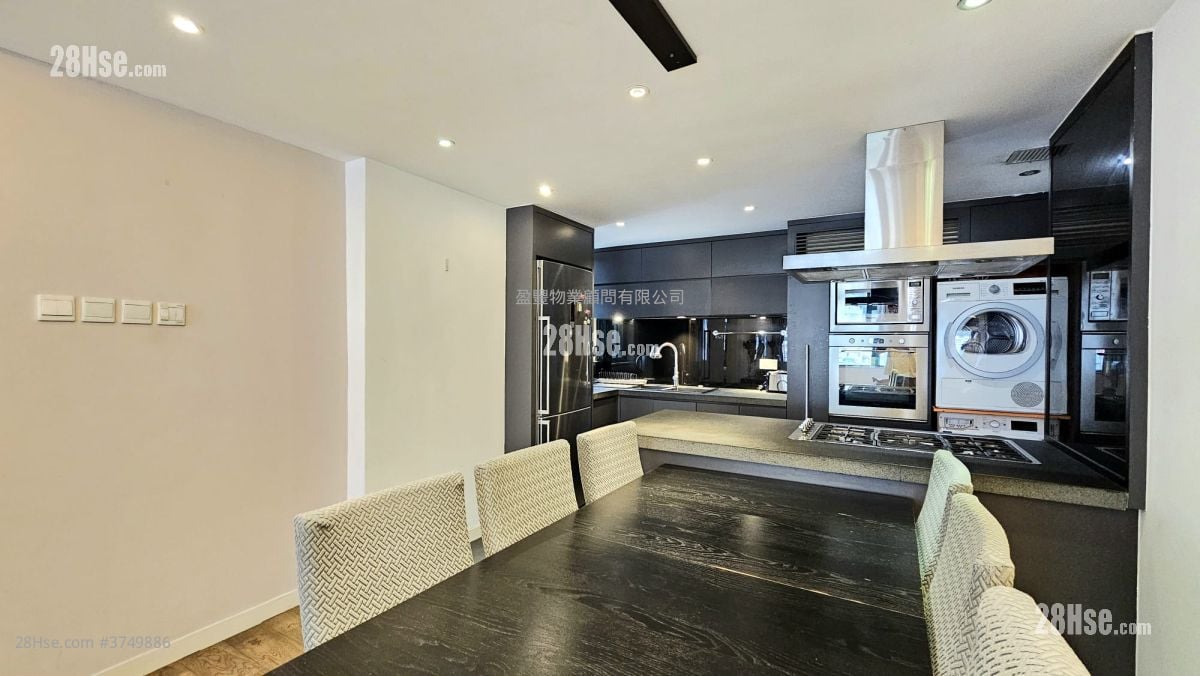 kitchen: Yue King Building Sell 2 Bedrooms , 2 Bathrooms 958 ft²