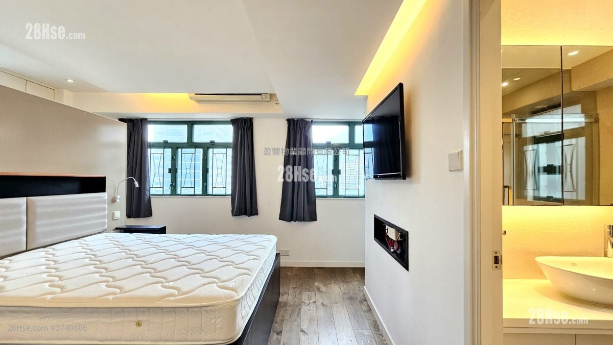 master room: Yue King Building Sell 2 Bedrooms , 2 Bathrooms 958 ft²