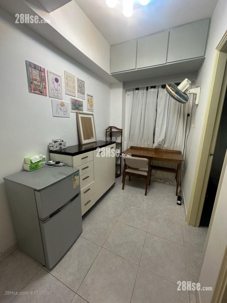 Walk Up Building 租盘 1 房 , 1 浴室 178 平方尺