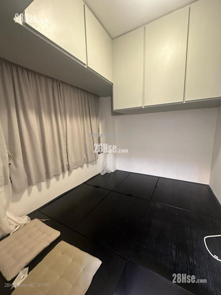 Walk Up Building 租盘 1 房 , 1 浴室 178 平方尺