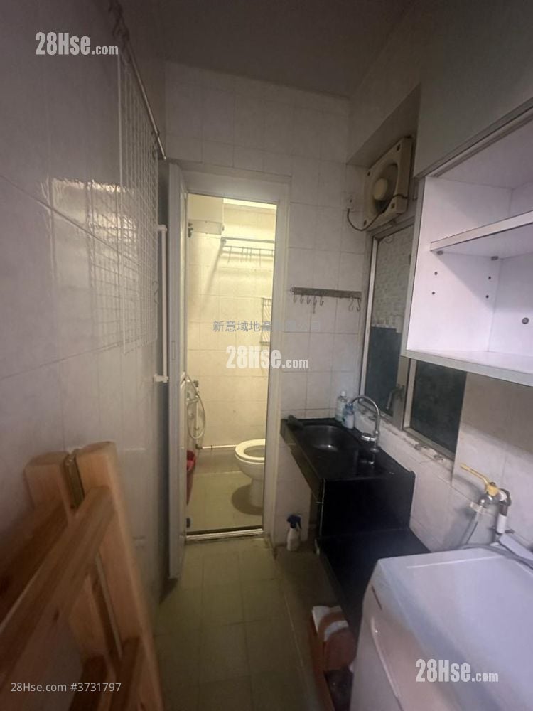 Walk Up Building 租盘 1 房 , 1 浴室 178 平方尺