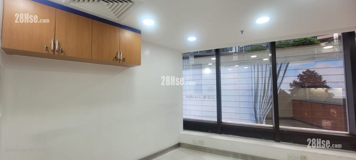 環球商場 租盤 818 平方呎