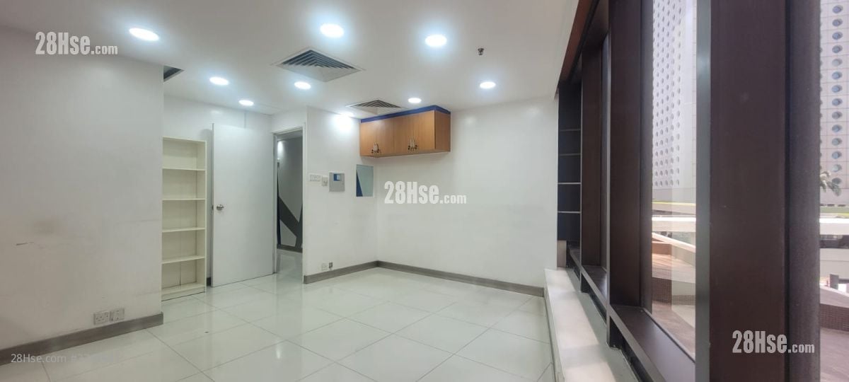 環球商場 租盤 818 平方呎