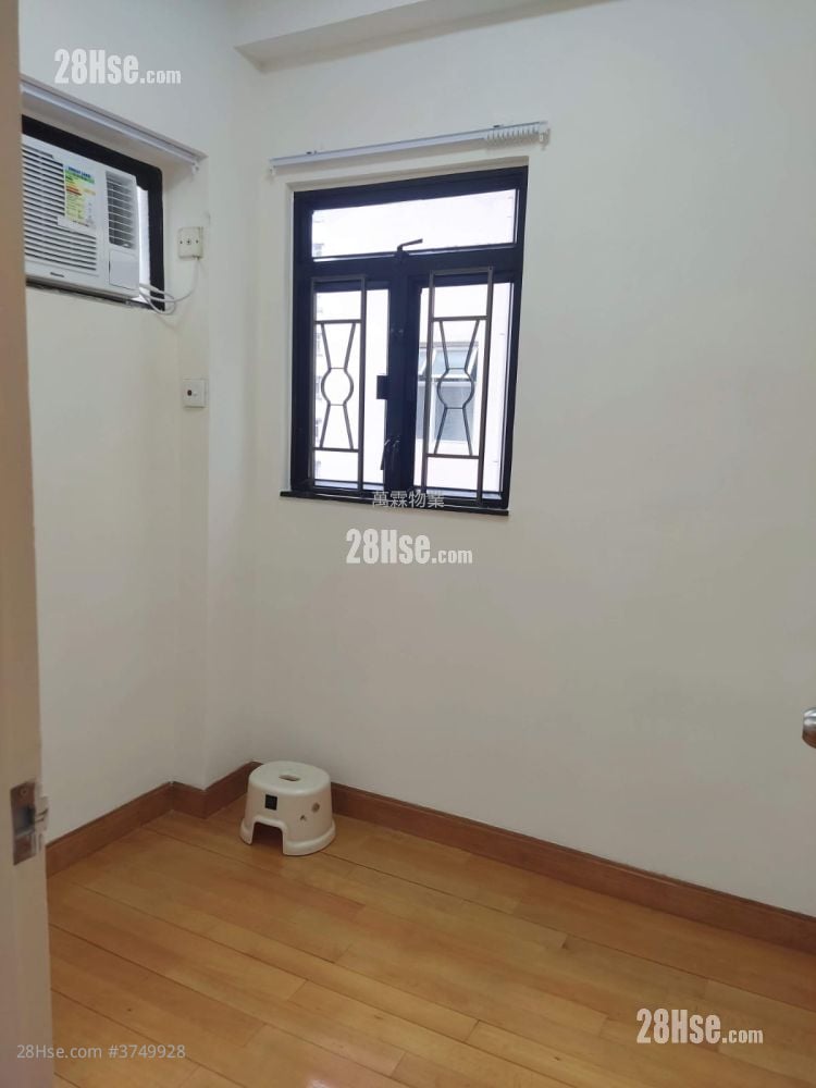 Tak Yue Mansion Sell 2 Bedrooms , 1 Bathroom 315 ft²