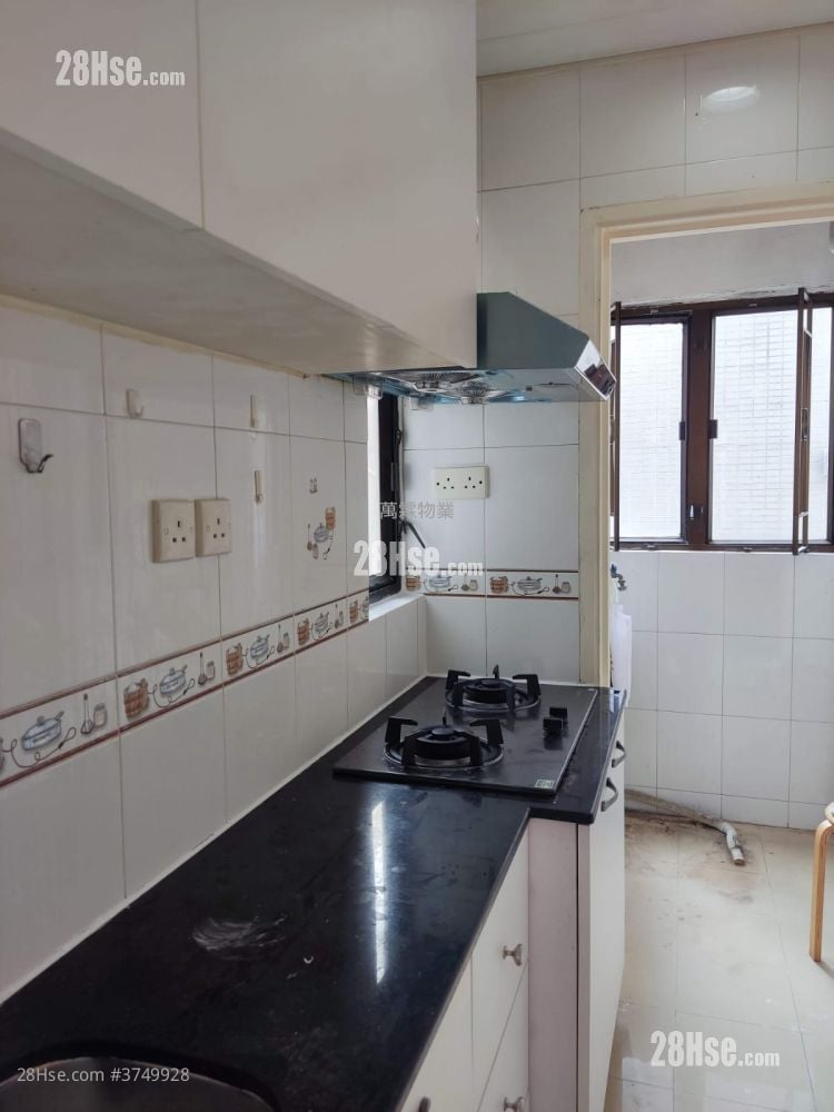 Tak Yue Mansion Sell 2 Bedrooms , 1 Bathroom 315 ft²