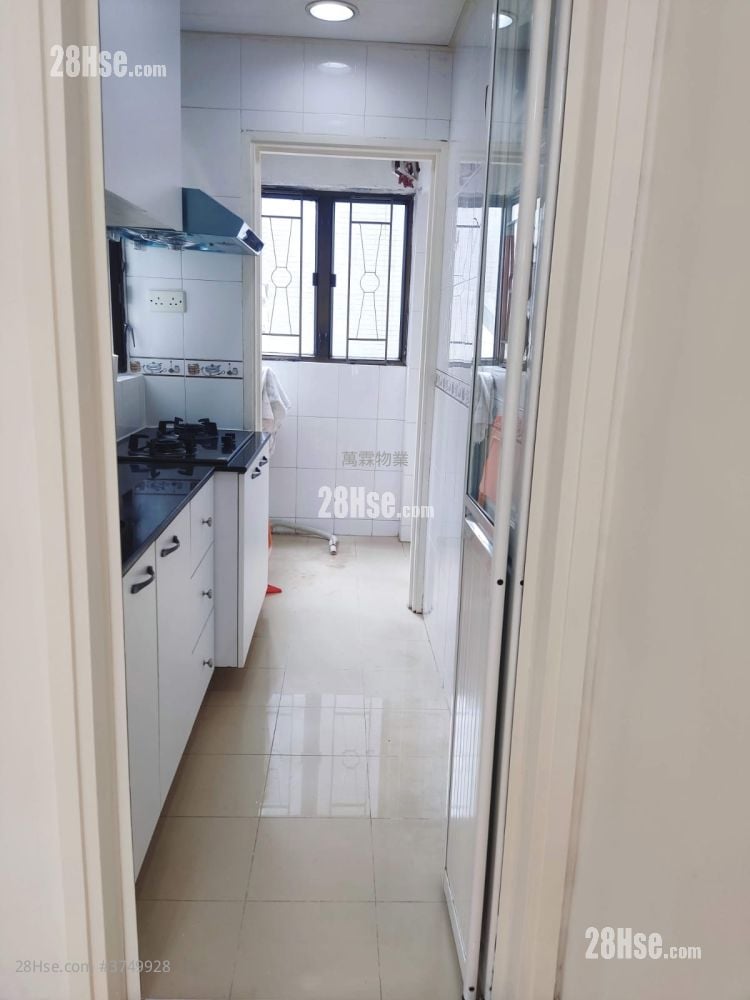 Tak Yue Mansion Sell 2 Bedrooms , 1 Bathroom 315 ft²